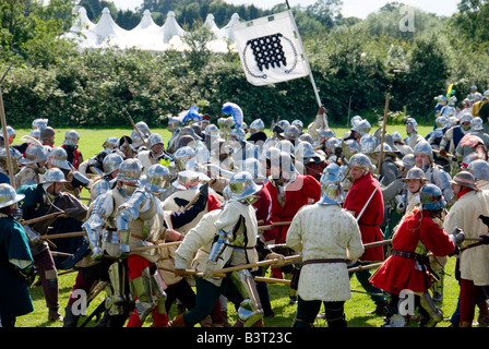 Le truppe si scontrano nel bel mezzo della battaglia Renactment storica battaglia di Tewkesbury 1471 Inghilterra 2007 NR Foto Stock