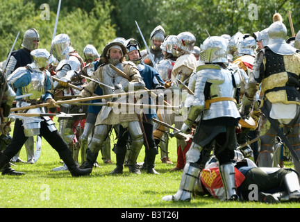 Le truppe si scontrano nel bel mezzo della battaglia Renactment storica battaglia di Tewkesbury 1471 Inghilterra 2007 NR Foto Stock