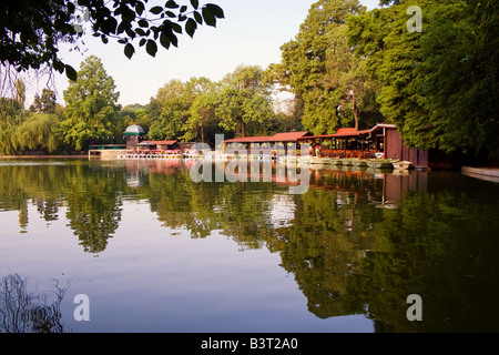 Bucarest Romania 2008 Un ristorante sul lago nel giardino Cismigiu riflette ancora in acqua di mattina Foto Stock