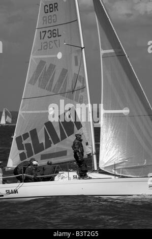 Slam in barca a vela durante la Cowes Week, Cowes, Isola di Wight in Inghilterra Foto Stock