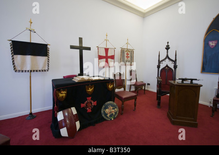 Cavalieri Templari banner al Grand posizione del Master in una sala massonica. Foto Stock