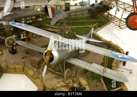 Un Francese Nieuport-28 in un Naval Air Museum display statico raffigurante un aeroporto in WWI Francia. Foto Stock