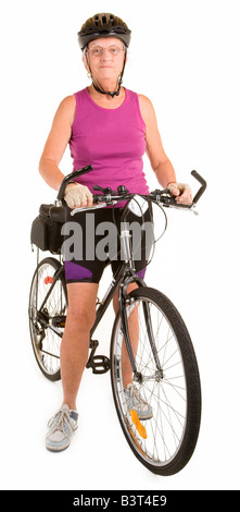 Montare il Senior donna in sella ad una bicicletta isolato su bianco Foto Stock