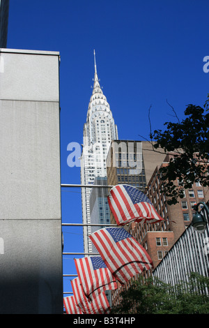 Il Chrysler Building e bandiere lungo la 42nd street nel centro di Manhattan. Foto Stock