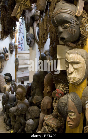 Exotic scolpiti africani antiquariato inclusi maschere figure statue in vendita nel quartiere Marolles su rue Blaes a Bruxelles Belgio Foto Stock