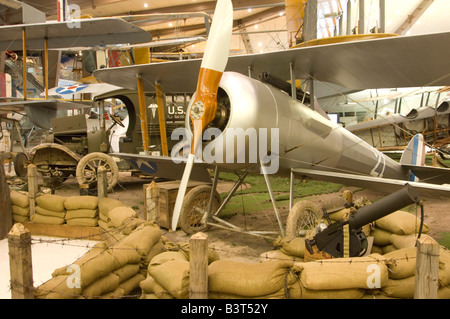 Un Francese Nieuport-28 in un Naval Air Museum display statico raffigurante un aeroporto in WWI Francia. Foto Stock