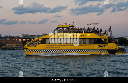 New York il vaporetto la sera tornando da IKEA al Molo 11 in New York Foto Stock