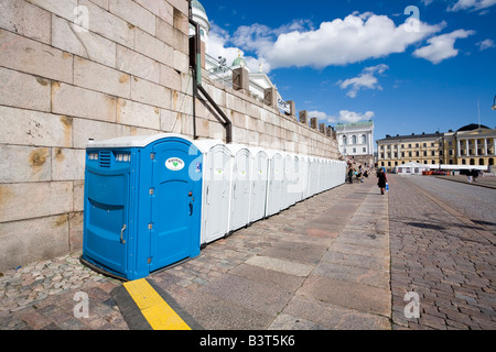 Fila di bagni portatili Helsinki Finlandia Foto Stock