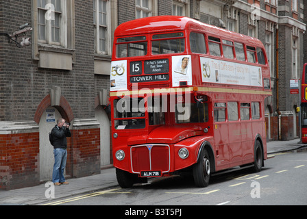 Un numero 15 rosso double decker bus routemaster parcheggiato nel centro di Londra Foto Stock