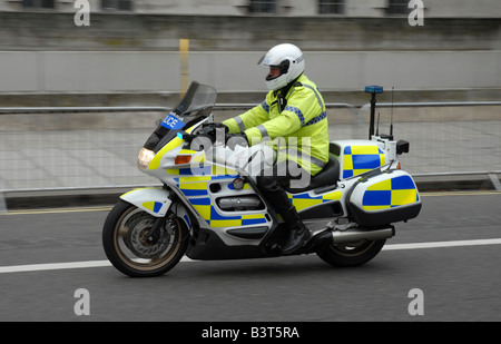 Una polizia motociclista velocità lungo Whitehall nel Central London Inghilterra England Foto Stock