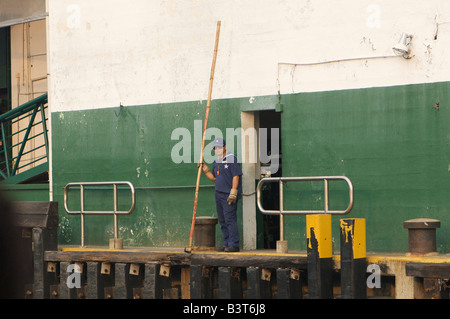 Star Ferries la cima di ormeggio handler Central Piers Hong Kong Hong Kong Agosto 2008 Foto Stock