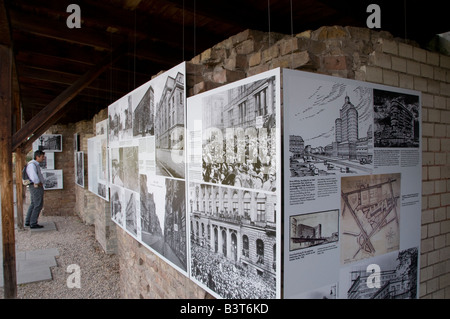 Un uomo guarda una mostra "Topografia del Terrore" presso il sito della ex sede di Gestapo in Niederkirchner Street, Berlino. Germania Foto Stock
