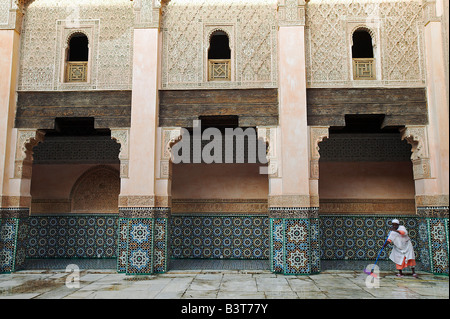 Il Marocco Marrakech, splendidamente restaurato Ali ben Youssef Medersa è il più grande collegio teologico nel Maghreb. Costruito nel 1565 che una volta ospitava 900 studenti in camere minuscole sopra il cortile. Foto Stock