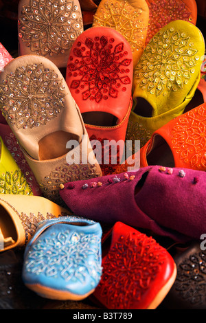 Il Marocco, Casablanca. Colorate pantofole marocchino (noto come "applique") per la vendita nel Souq di Quartier Habous o 'nuova Medina'. Foto Stock