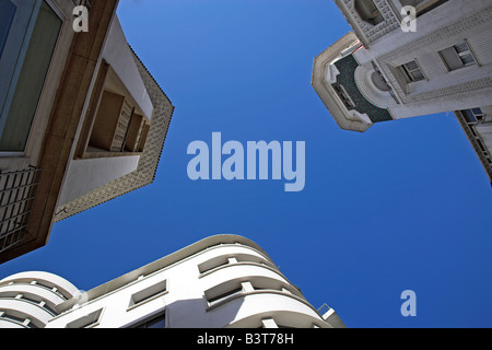 Il Marocco, Maghreb, Casablanca. Edifici in stile Liberty convergono sulla Rue Allah ben Abdellah. Foto Stock