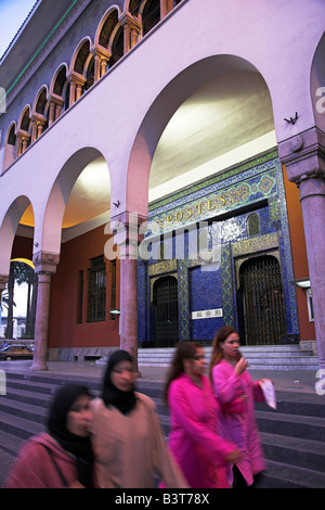 Il Marocco, Maghreb, Casablanca. Il principale ufficio postale sul luogo di Mohammed V. progettata nel 1918 il Mauresque style, una miscela di tradizionale marocchina e architettura Art Deco. Foto Stock