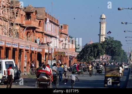 India Rajasthan, Jaipur. Ampi viali nella "Città rosa" (città vecchia) trambusto con la vita Foto Stock