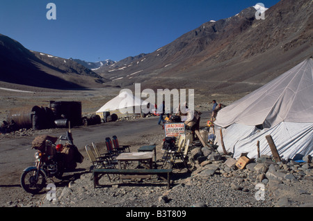 India, Ladakh, Baralacha Pass con bancarelle di tè in tende sul lato della strada Foto Stock