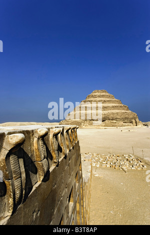 Passo piramide a Saqqara, una delle prime piramidi egizie, costruita durante la dinastia dei terzi. Foto Stock