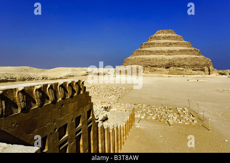 Passo piramide a Saqqara, una delle prime piramidi egizie, costruita durante la dinastia dei terzi. Foto Stock