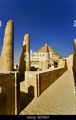 Passo piramide a Saqqara, una delle prime piramidi egizie, costruita durante la dinastia dei terzi. Foto Stock