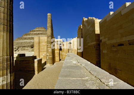 Passo piramide a Saqqara, una delle prime piramidi egizie, costruita durante la dinastia dei terzi. Foto Stock