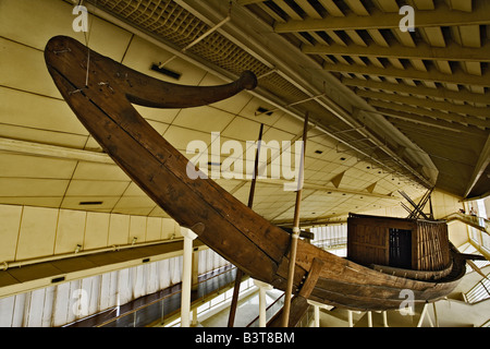 Faraone della barca trovato sepolto in una fossa ai piedi della grande piramide nel 1954 dall'archeologo egiziano Kamal el Mallak. Foto Stock