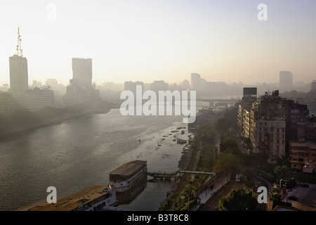 Mattinata nebbiosa guardando verso sud lungo il fiume Nilo al Cairo, Egitto Foto Stock