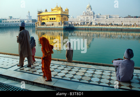 India, Punjab, Amritsar. La religione sikh pellegrini da Amrit Sarovar, il 'Pool di nettare Immortality-Giving', e il Tempio Dorato. Foto Stock