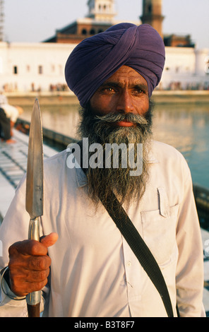 India Punjab , Amritsar. Un pellegrino di seta pause prima della sua fede il più sacro santuario, il XVI secolo Tempio Dorato. Foto Stock