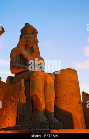 Statua di Ramses II al crepuscolo, Tempio di Luxor si trova a giorno moderno Luxor o antica Tebe, Egitto. Foto Stock