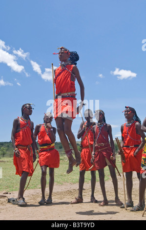 Africa, Kenia Masai Mara. Uomo Masai salta durante il ballo tradizionale. Foto Stock