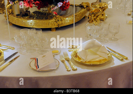 La sala da ballo a Buckingham Palace a Londra Inghilterra impostato per un banchetto di stato. Foto Stock