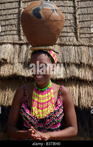 Africa, Sud Africa, KwaZulu Natal, Shakaland, giovane donna Zulu (MR) Foto Stock