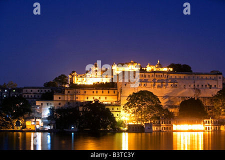 Palazzo di Città visto dal Lago Pichola, Udaipur, Rajasthan, India Foto Stock