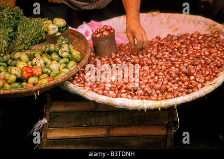 Oceania, Indonesia Sulawesi, Tomohon. Colorato mercato. Foto Stock