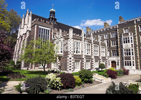 Inghilterra, Londra. La Grande Hall di Inner temple di Londra. L' onorevole Società del tempio interno è uno dei quattro Taverne di Corte intorno alla Royal Courts of Justice di Londra, Inghilterra, che possono chiamare i membri al bar e così li autorizza ad esercitare la professione di avvocati. Il tempio fu occupata nel XII secolo dai Cavalieri Templari, che ha dato la zona il suo nome, e costruito il tempio chiesa che sopravvive come la chiesa parrocchiale di Inner Temple e Middle Temple. Il tempio è spesso usato come una posizione sia per la televisione e il cinema, compresi nel 2005 riprese per il Codice Da Vinci. Foto Stock