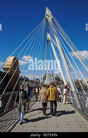 Inghilterra, Londra. Il Golden Jubilee bridge, noto anche come Hungerford Bridge, attraverso il fiume Tamigi. Aperto nel 2002, la progettazione dei ponti è estremamente complessa. I ponti sono supportati da tralicci e sospeso da appassionati di sottili aste in acciaio - ci sono 180 su ciascun piano, composta di oltre 4 km di cavo. Foto Stock