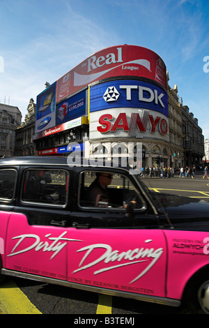 Inghilterra, Londra. Uno di Londra famosa taxi, noto come black cabs, passando per Piccadilly Circus nel cuore del West End. Costruito nel 1819, ora è rinomata per le sue insegne al neon, nonché il Shaftesbury memorial fontana e la statua conosciuta come "Eros' è circondato da numerosi edifici notato, compreso il London Pavilion e Criterion Theatre. Direttamente sotto la plaza è la stazione della metropolitana di Londra Piccadilly Circus. Foto Stock