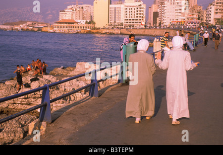 Asia, Libano, Beirut. Donne passeggiando sulla Corniche. Foto Stock