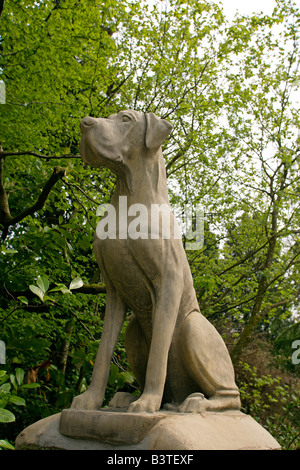 Inghilterra, South Devon e Dartmoor. Hound guardia ingresso Hayford Hall, che è reputato sono state fonte di ispirazione per il Baskerville Hall di Sir Arthur Conan Doyle il famoso Sherlock Holmes romanzo poliziesco Hound del Baskervilles. Foto Stock
