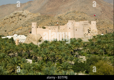 Oman, Western montagne Hajar, Nakhl. Vista in lontananza Nakhl Fort Foto Stock