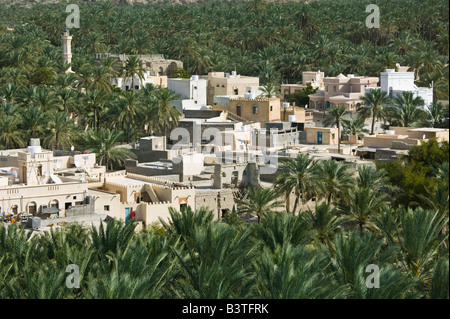 Oman, Western montagne Hajar, Nakhl. Vista in lontananza Nakhl Village Foto Stock