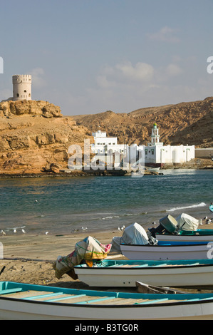 Oman, Sharqiya Regione, Sur. Torre di Al Ayajh Fort / Sur Bay Foto Stock