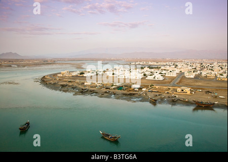 Oman, Sharqiya Regione, Sur. Sur baia panoramica / Alba Foto Stock