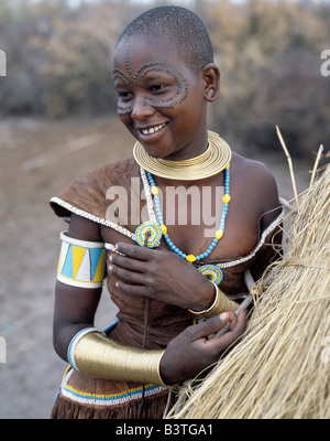 Tanzania Tanzania settentrionale, Manyara. Una donna Datoga rilassa fuori dalla sua casa di paglia. I costumi tradizionali delle donne Datoga Foto Stock