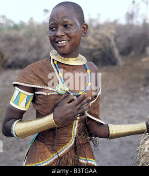 Tanzania Tanzania settentrionale, Manyara. Una donna Datoga rilassa fuori dalla sua casa di paglia. I costumi tradizionali delle donne Datoga Foto Stock