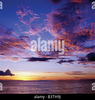 Tanzania, Kigoma, Tramonto sul lago Tanganica.Lago Tanganica, un immenso mare interno impostato in una lunga e bassa, canale profondo del Western Rift, è il più grande lago dell'Africa Great Rift Valley sistema. I suoi 410 km di lunghezza si distingue come il più lungo lago di acqua dolce nel mondo. Con una profondità di 4,710 piedi, è anche il mondo secondo più profonda; solo il lago Baikal in Siberia orientale è più profonda. Foto Stock