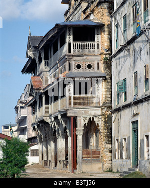 Tanzania, isola di Zanzibar, Zanzibar Town. Un vecchio edificio del XIX secolo con archi decorativi e balconi a Zanzibar Foto Stock