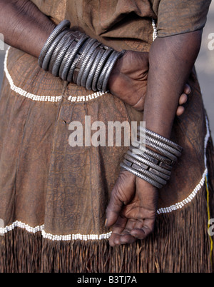 Tanzania Tanzania settentrionale, Manyara. I numerosi decorato braccialetti di ferro indossato da una donna Datoga. Durante il canto e la danza, ella si sfregano tra di loro per tenere il ritmo. Il suo abito tradizionale include un splendidamente la concia della pelle vestito abbellito con perline. Il Datoga (noto ai loro vicini Masai come Mang'ati e al Iraqw come Babaraig) vivono nel nord della Tanzania e sono principalmente i pastori. Foto Stock